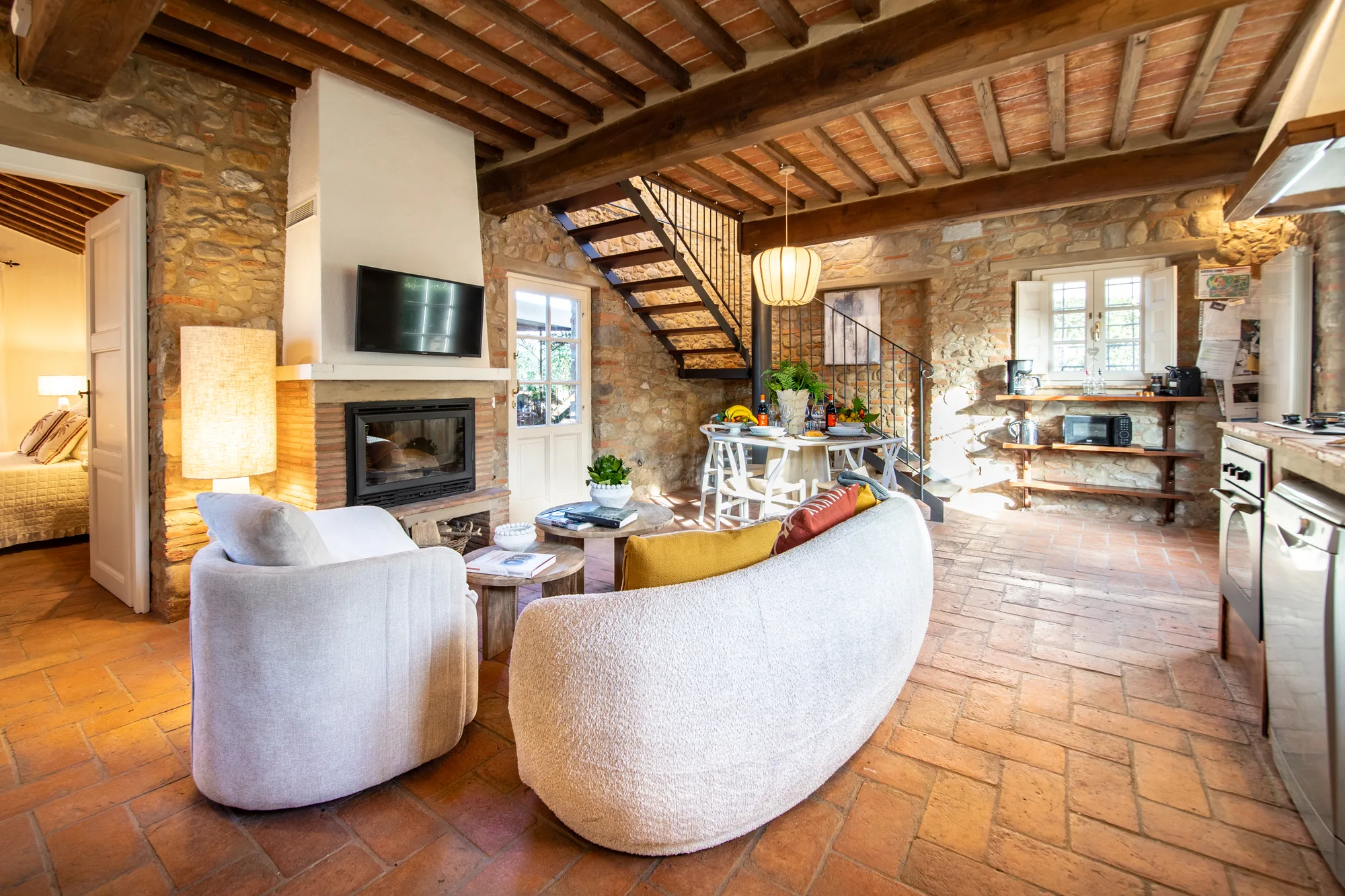 Veranda climatizzata con cucina e salotto
