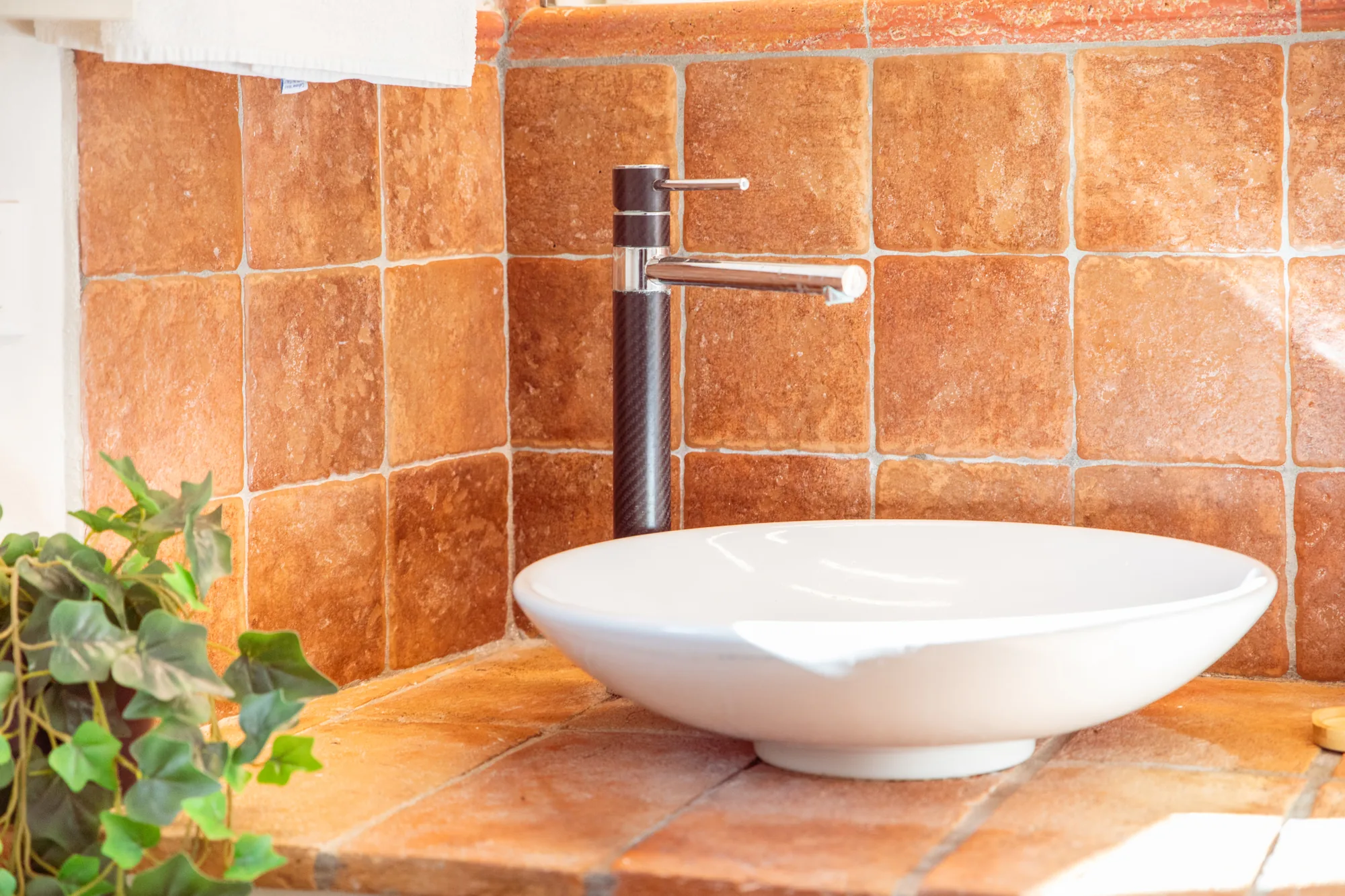 Lavabo in pietra del primo bagno