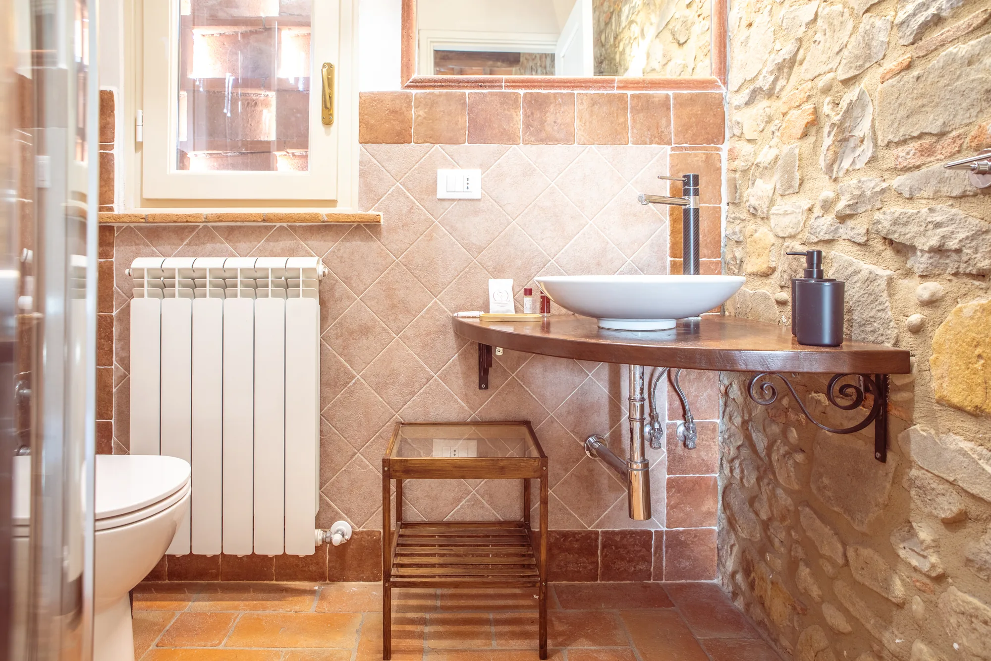 Primo bagno con lavabo e sanitari