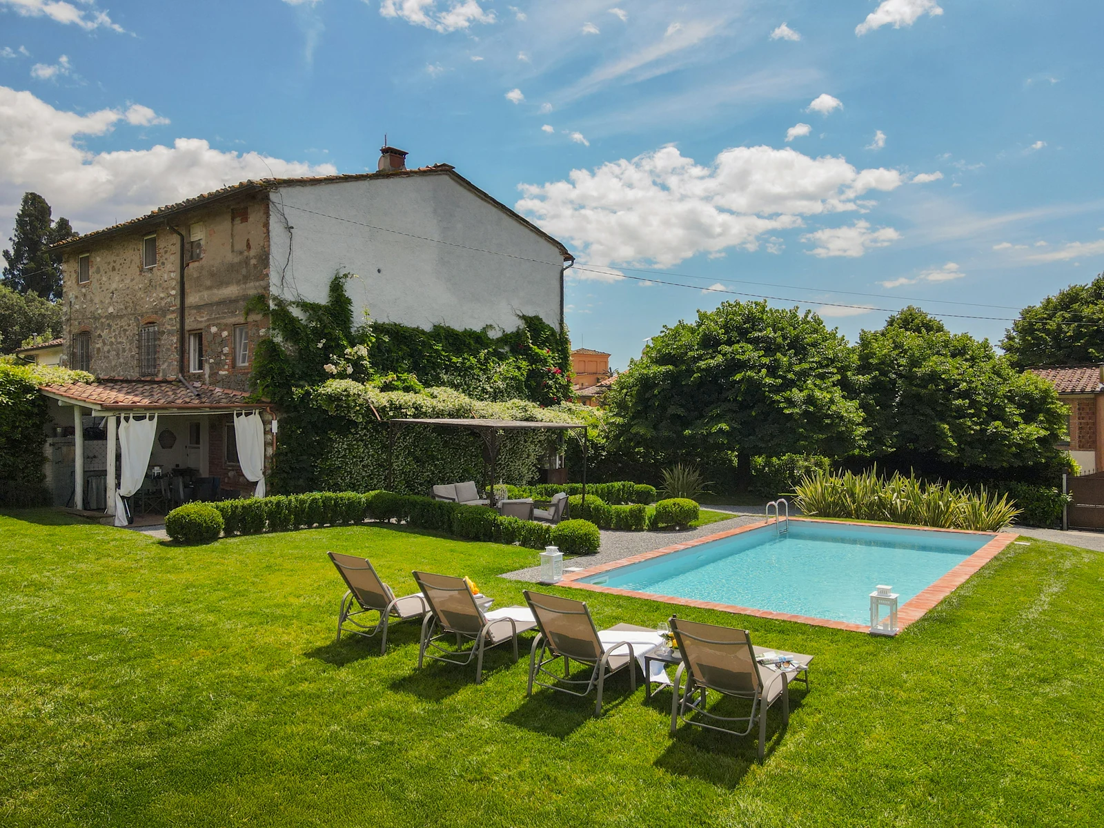 Casolare e piscina nel giardino di Iole