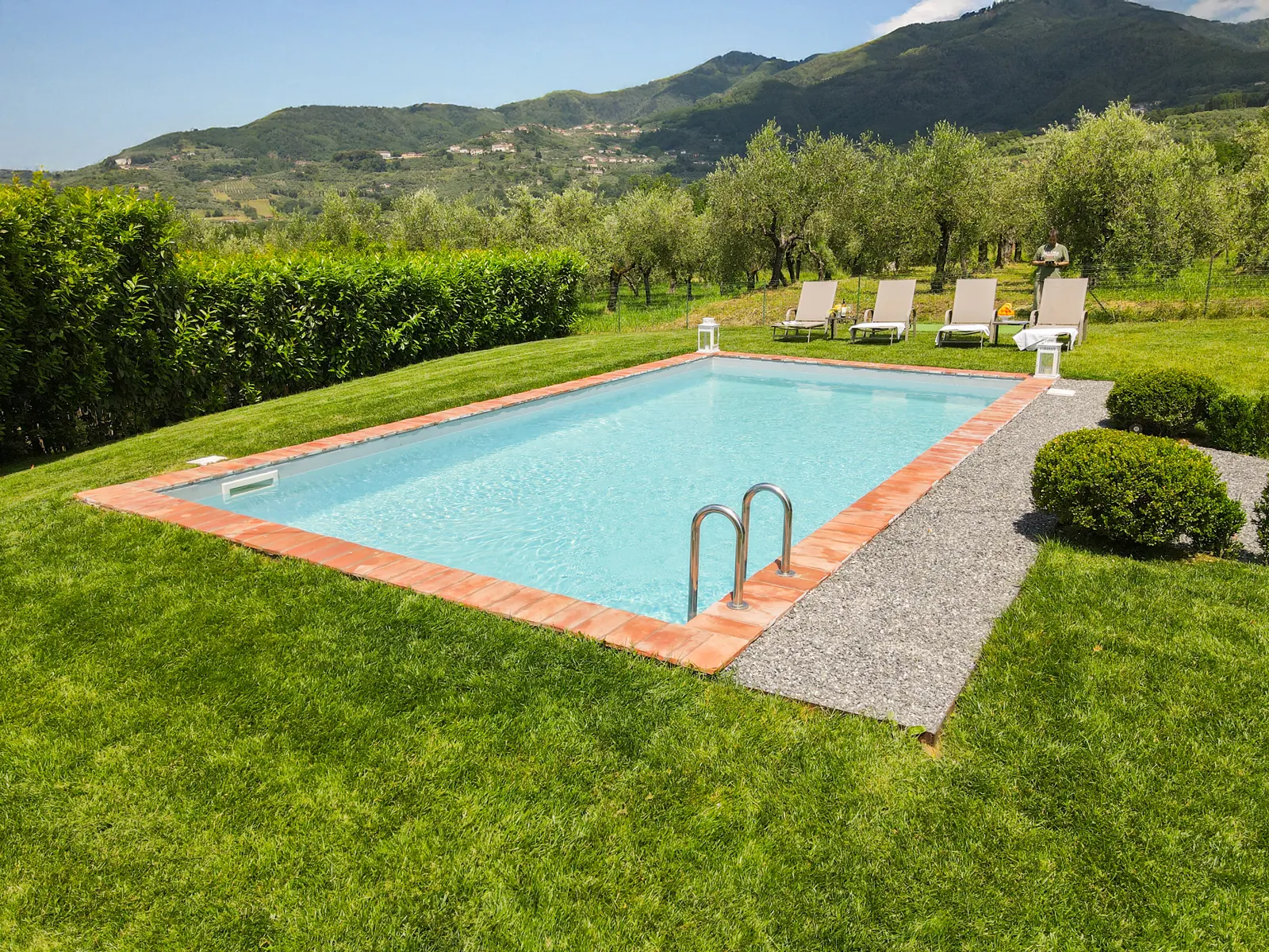 Piscina di Iole con vista sulle colline