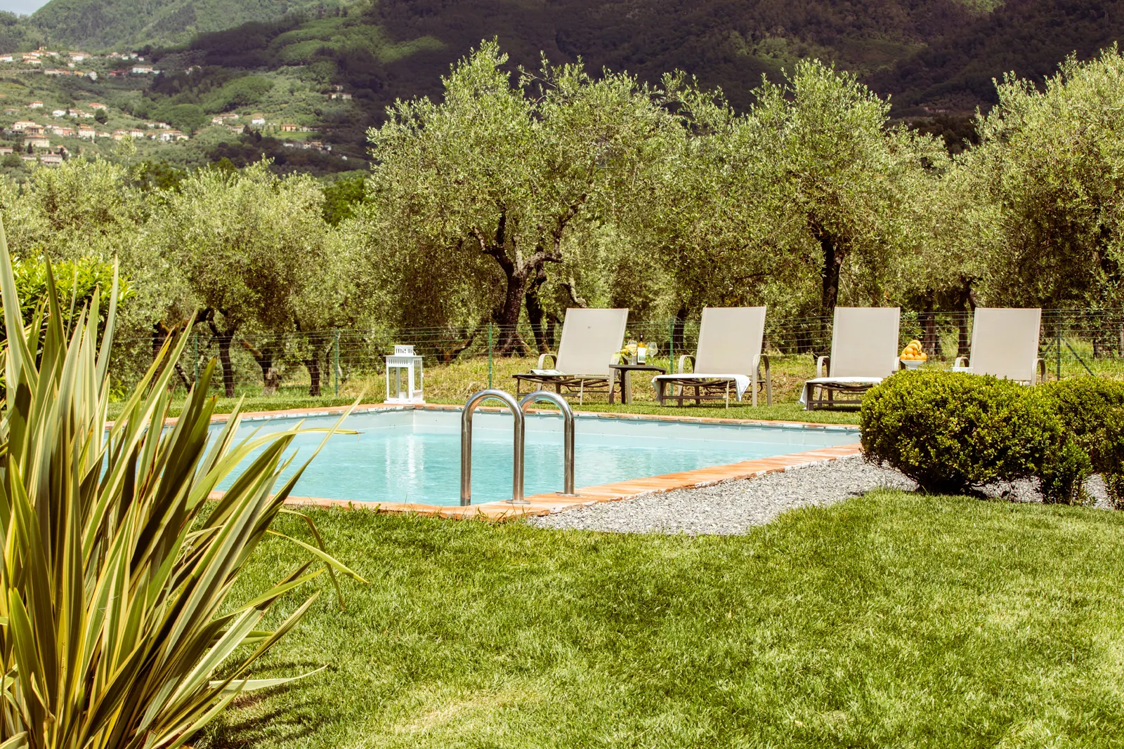 Lettini accanto alla piscina di Iole