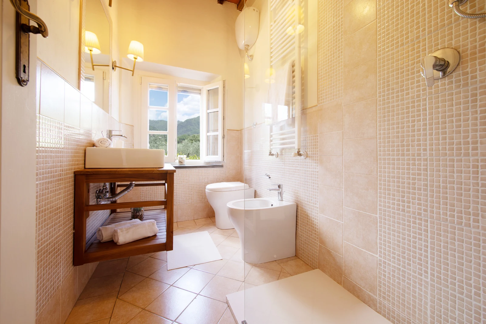 Bagno luminoso con lavabo e finestra