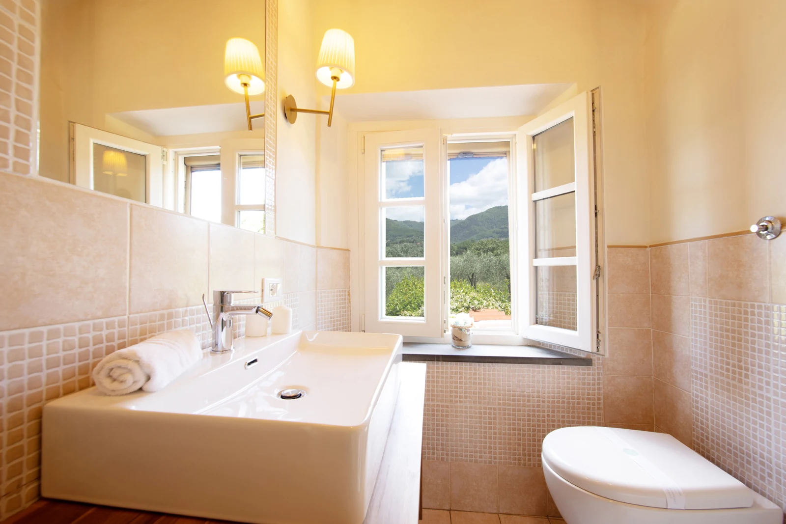 Vasca da bagno accanto alla finestra