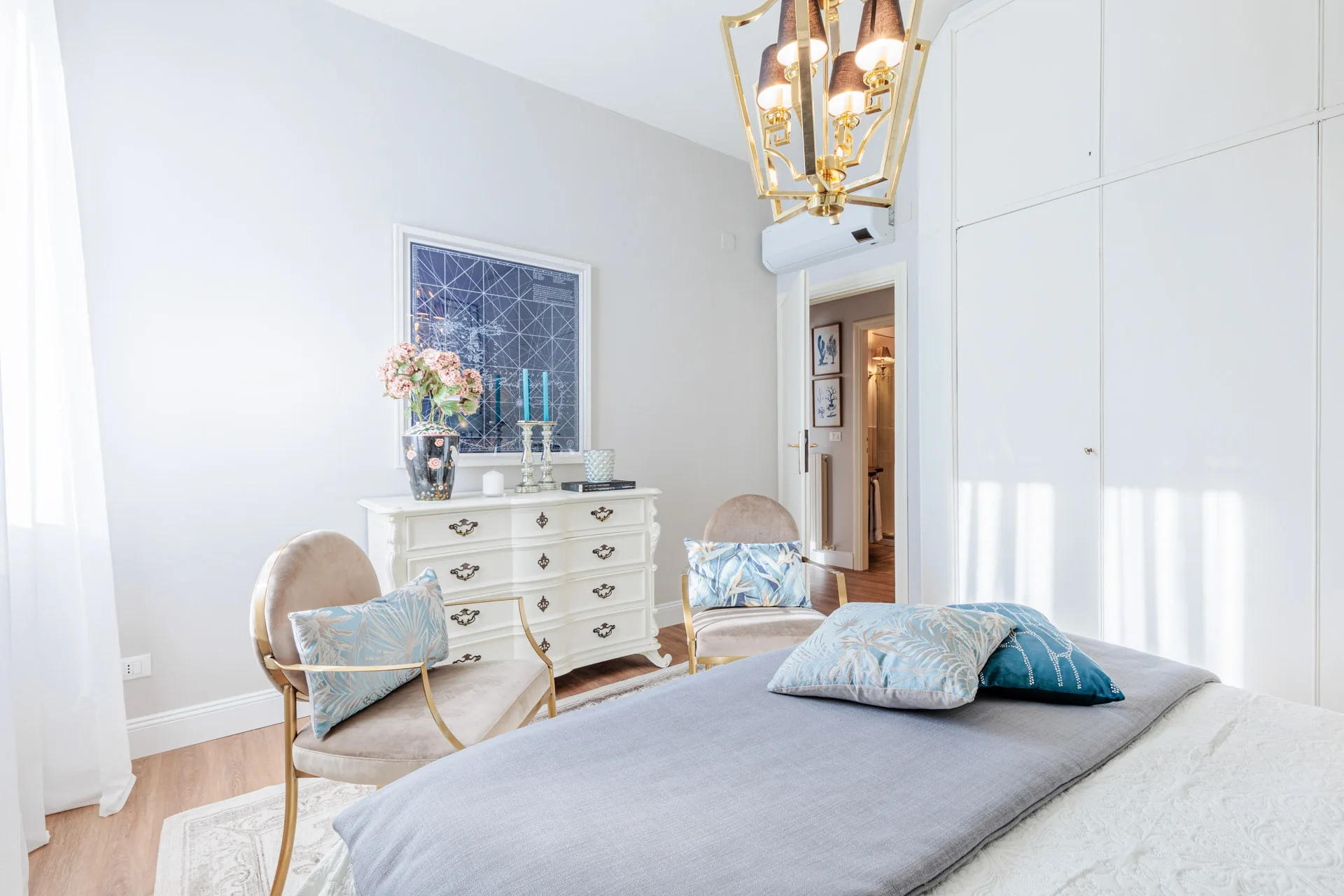 Camera da letto con biancheria e arredi confortevoli