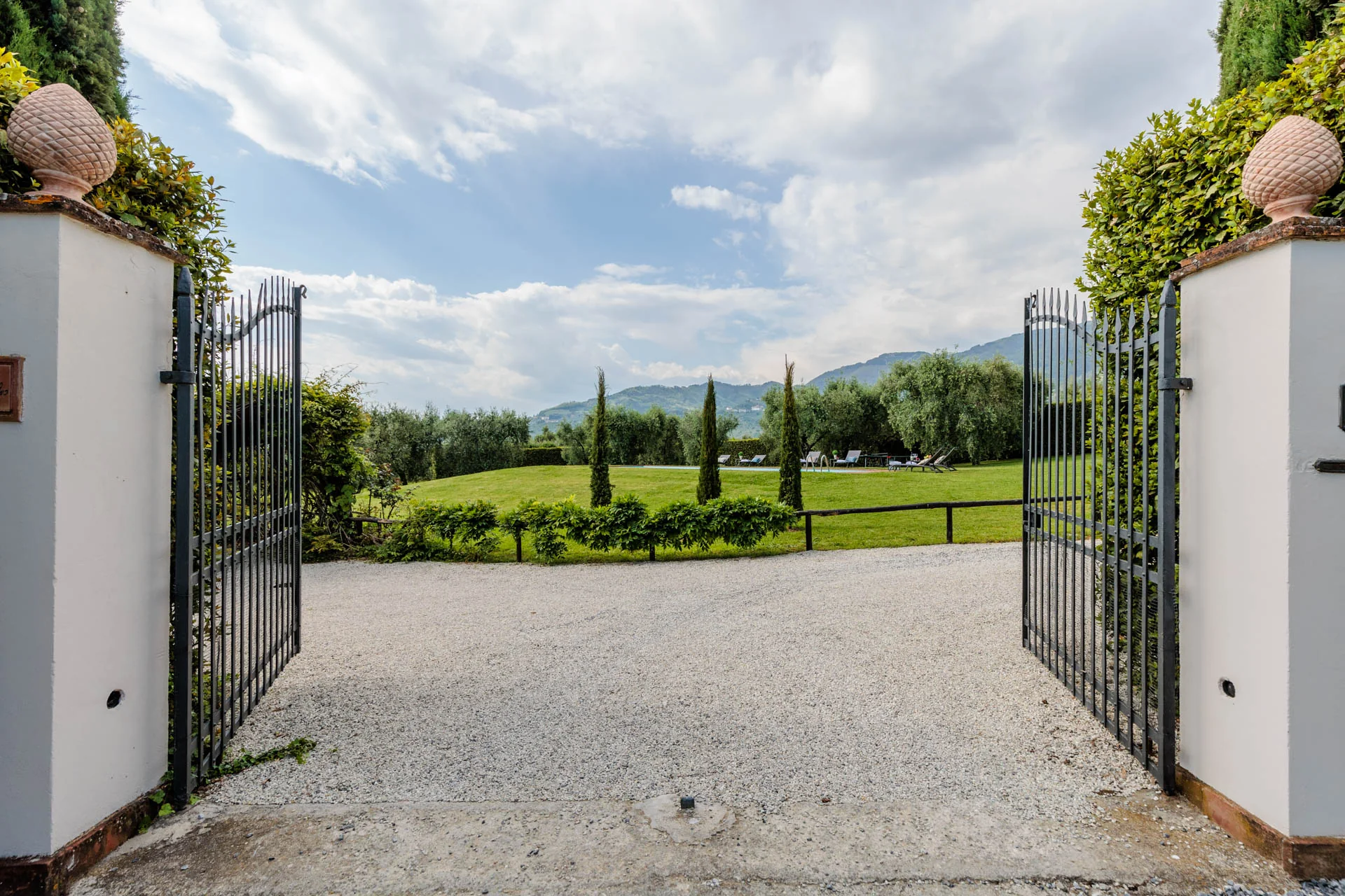 Ingresso alla proprietà e panorama sulle colline
