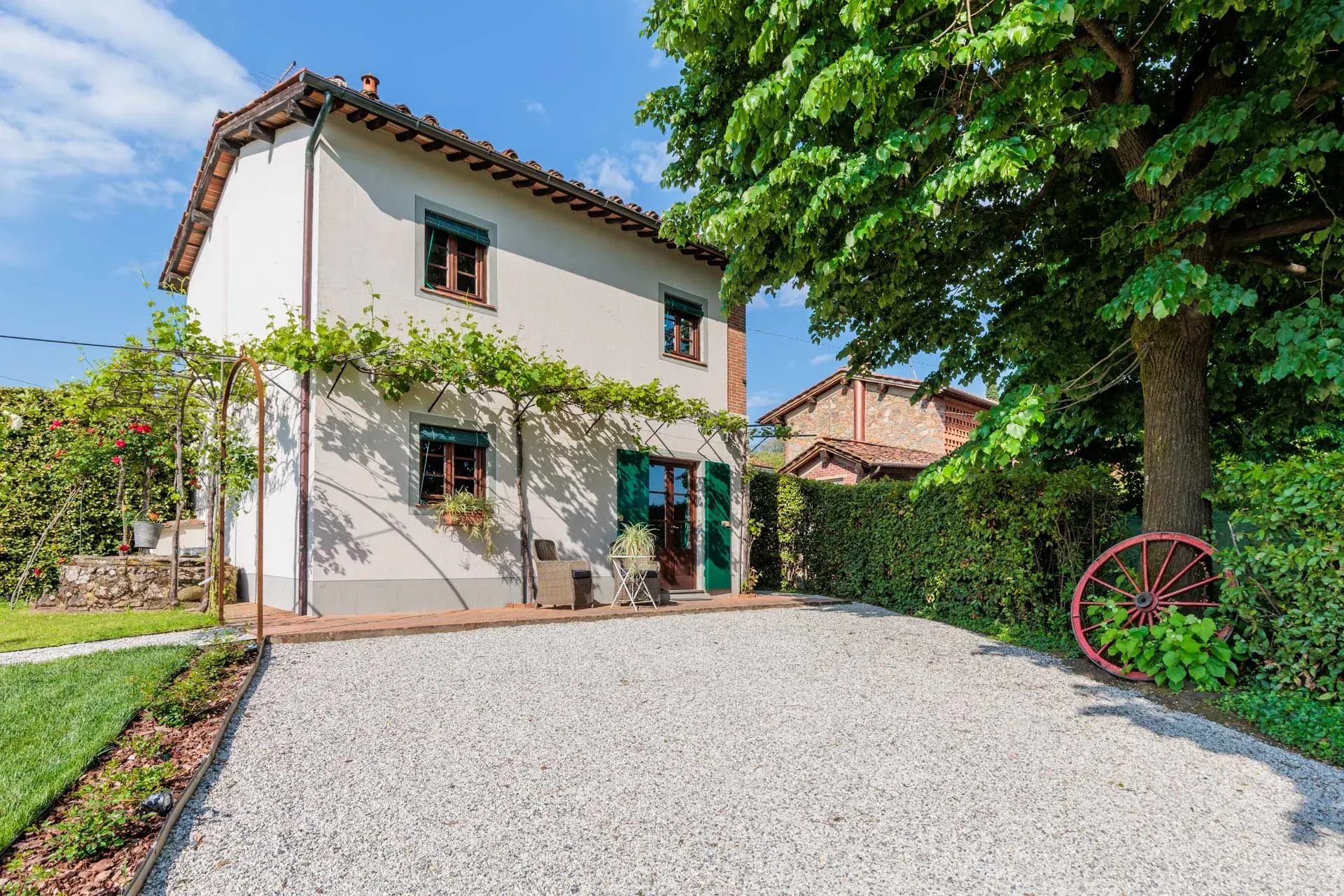 Facciata del casolare e corte di ingresso