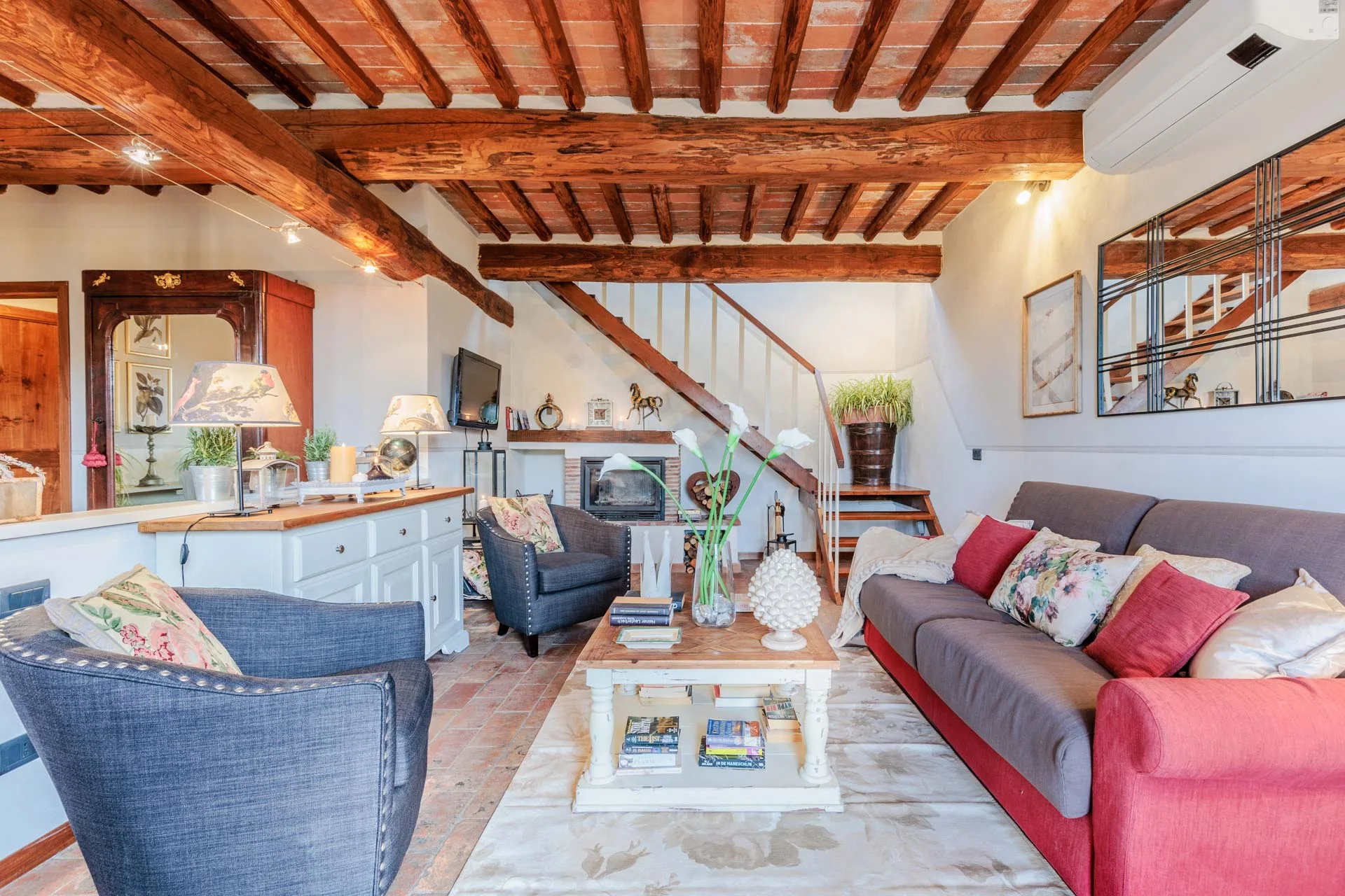 Soggiorno al piano terra con travi in legno