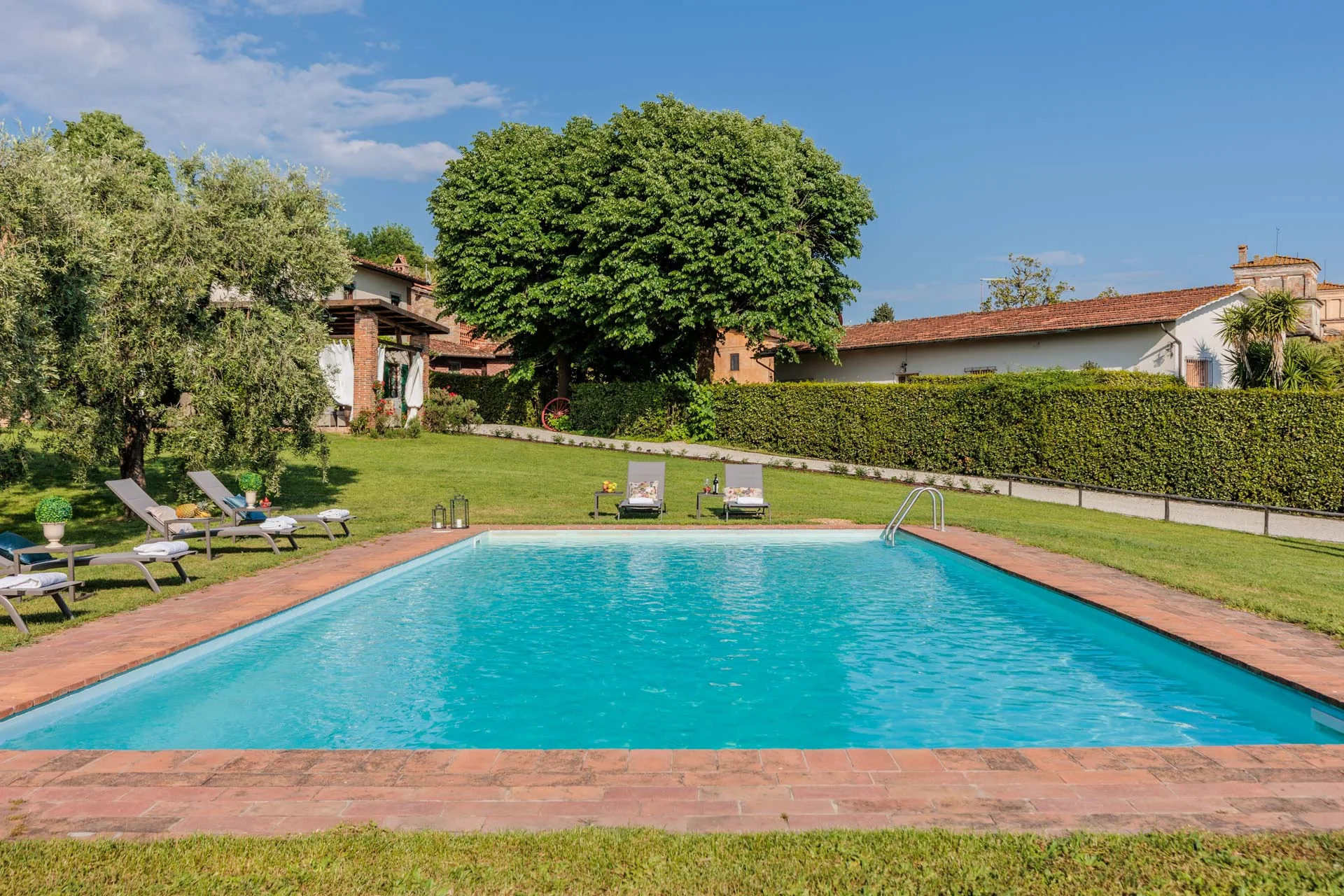 Piscina privata e giardino