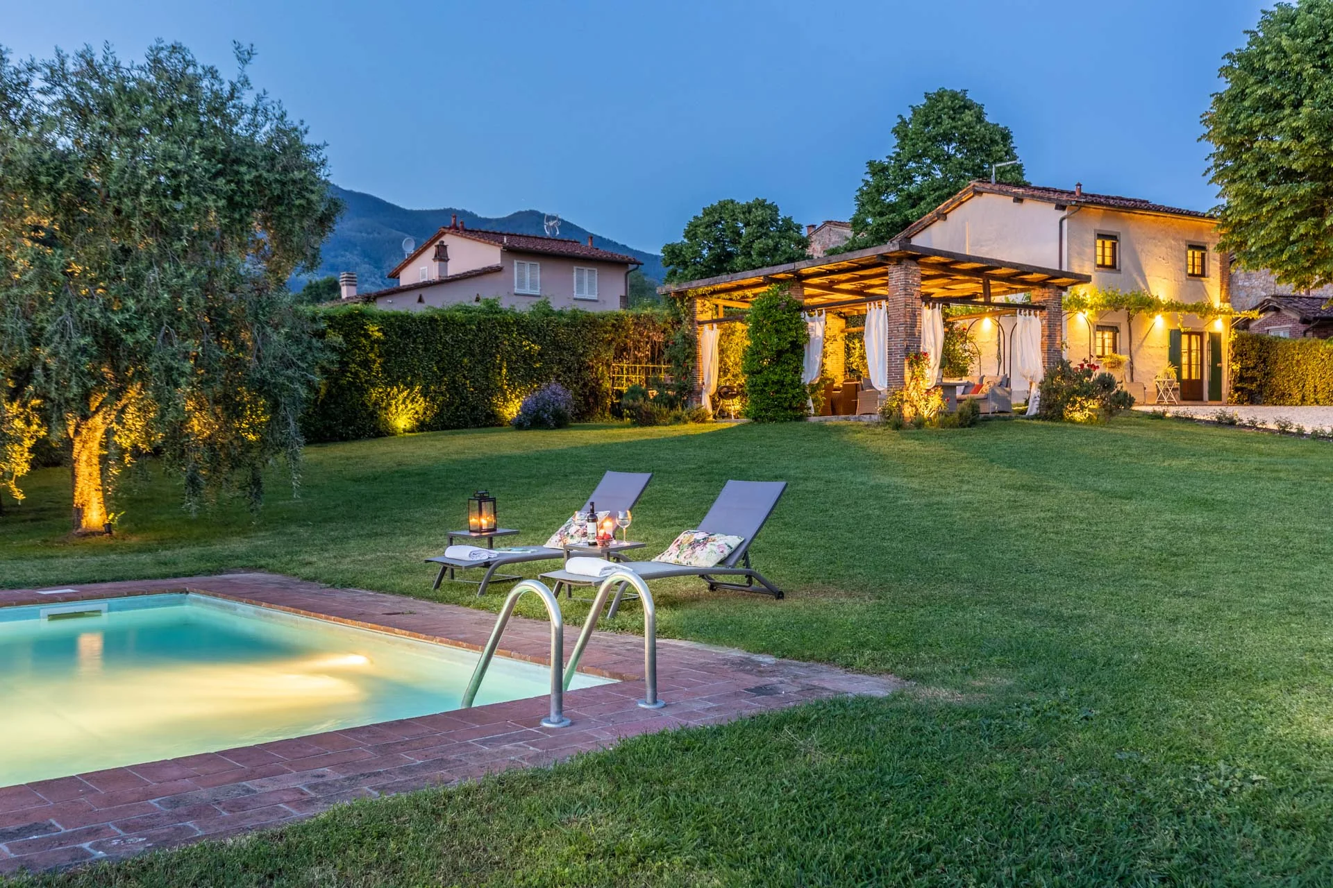 Casolare, giardino e piscina al tramonto