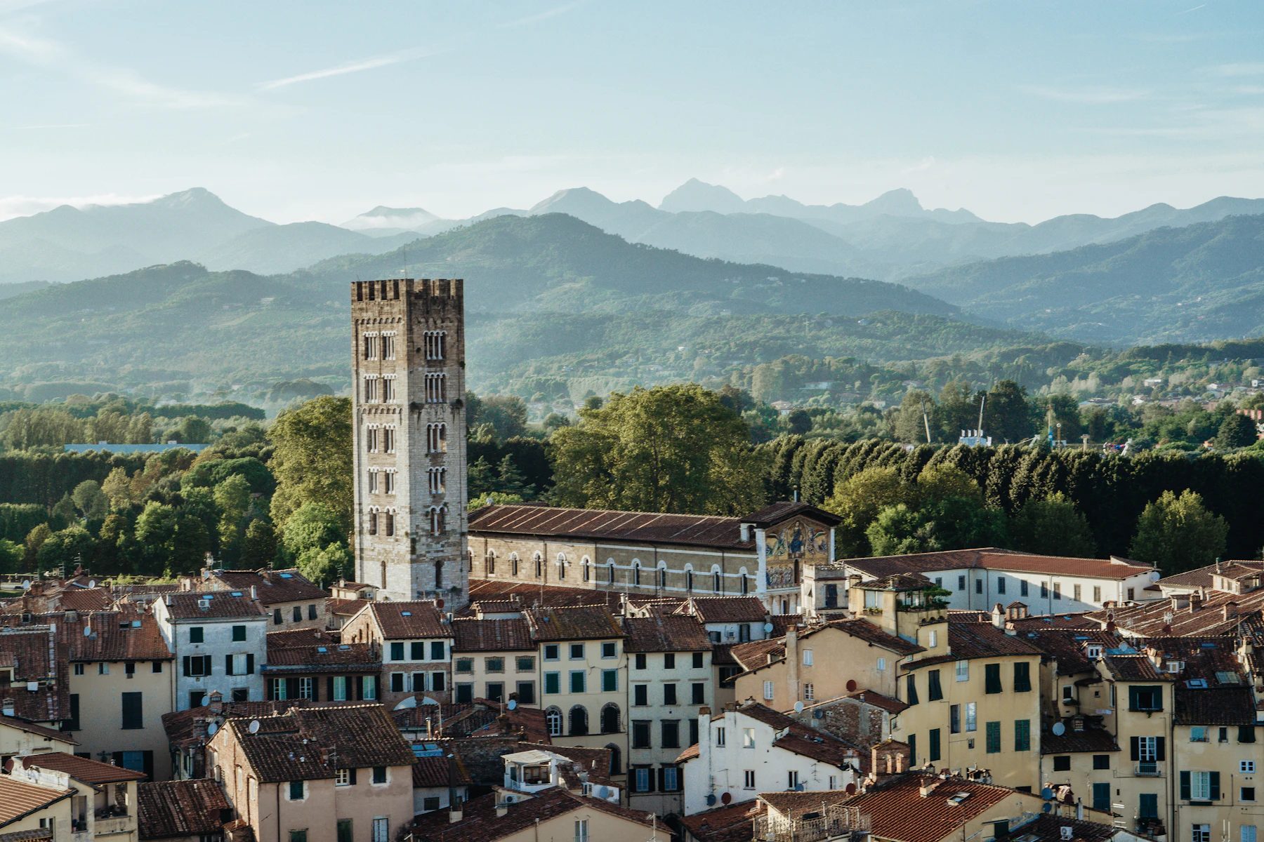 Campanile storico di Lucca e colline sullo sfondo
