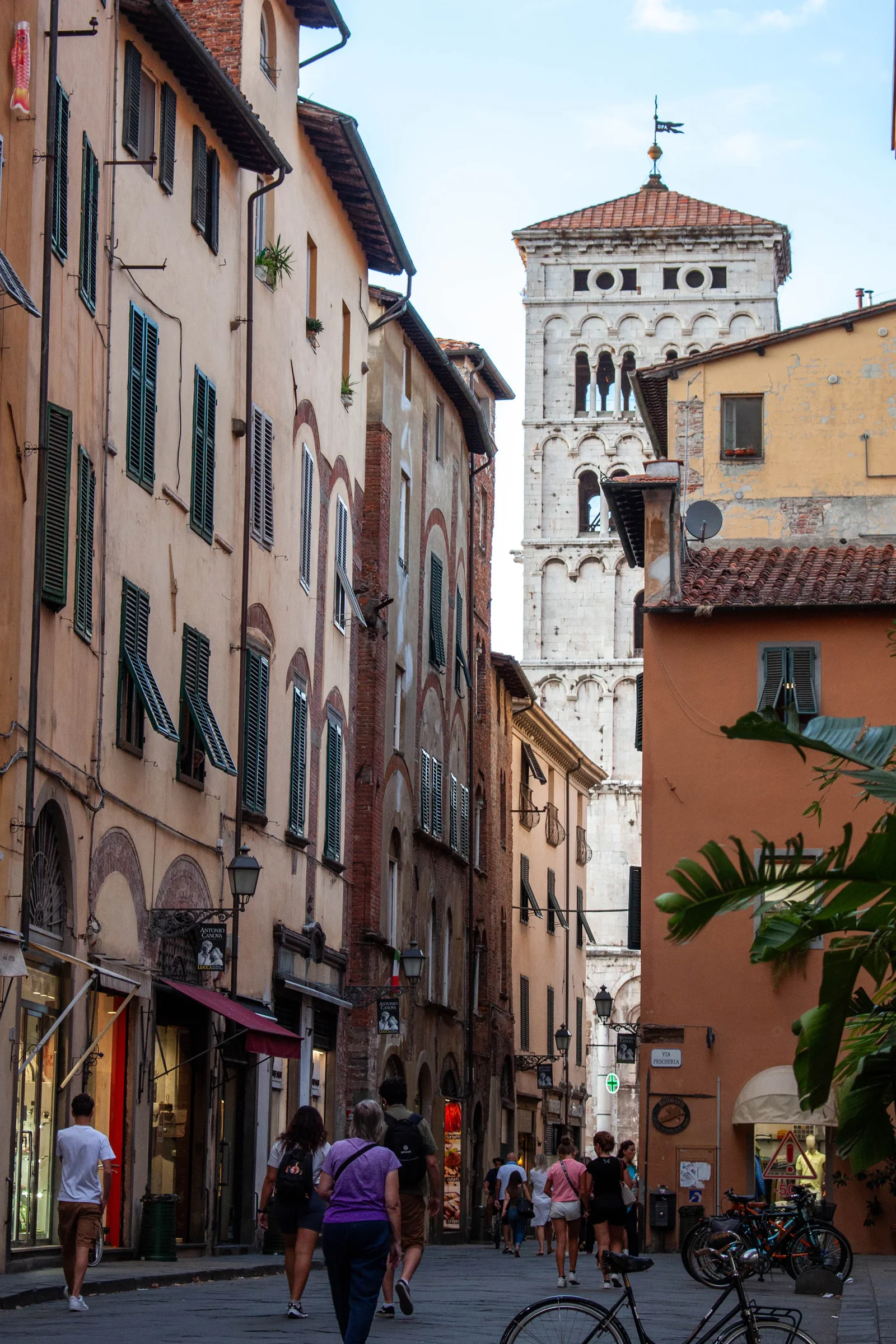 Una strada del centro storico di Lucca